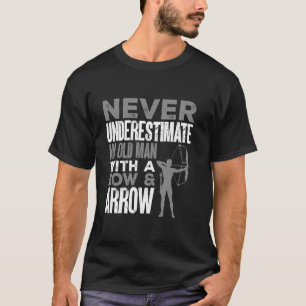 T-shirt Archer De Tir À L'Arc Un Vieux Homme Avec Une Bow 