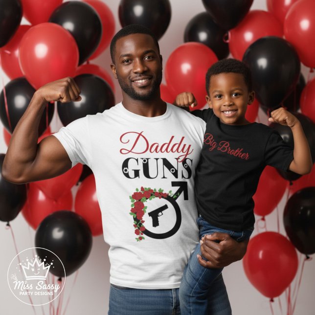 T-shirt Armes à feu ou Roses Baby shower de révélation de  (Celebrate the proud papa with our "Daddy Guns" T-shirt. It's the ultimate way to Vote Team Boy)