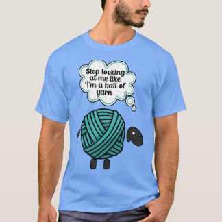 T-shirt Arrêtez de me regarder comme lui une boule de fil 