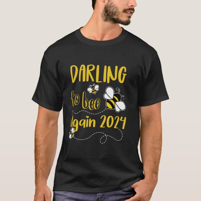 T-shirt Arrivée DARLING Est 2024 À Être Grossesse Mot (Devant)