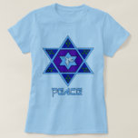 T-shirt Art de paix de Hanoukka<br><div class="desc">Les bleus de tous les nuances, lilas et lavande dans une forme de fleur avec une étoile hexagone nouée au centre est une grande manière de célébrer Hanoukka et d'exprimer votre individualité en même temps.</div>