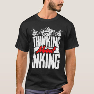 T-shirt Artiste Du Tatouage Qui Pense À L'Encre