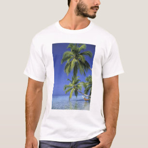 T-shirt Asie, îles Maldives. Homme dans un hamac sur