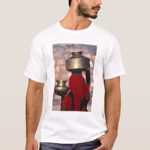 T-shirt Asie, Inde, Rajasthan. Une femme locale en rouge