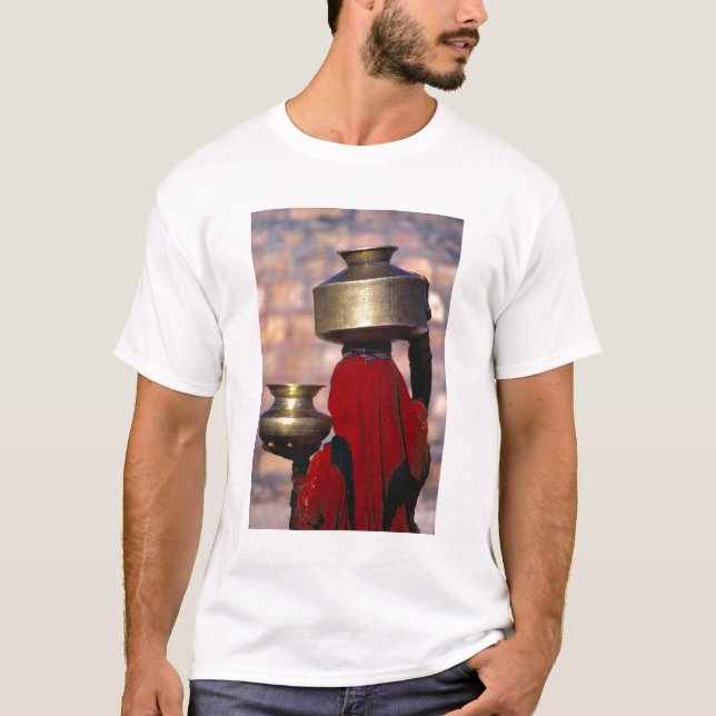 T-shirt Asie, Inde, Rajasthan. Une femme locale en rouge (Devant)