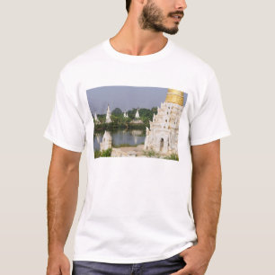 T-shirt Asie, Myanmar (Birmanie), Mandalay. Un bouddhiste