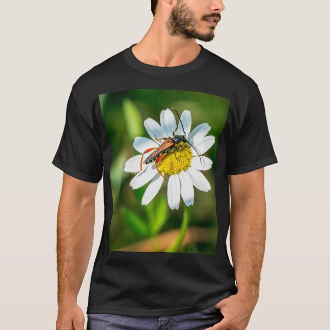 T-shirt Assis sur la fleur Profitant du nectar (Devant)