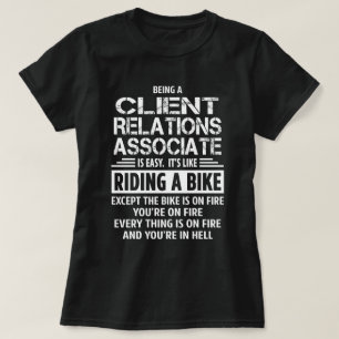 T-shirt Associé aux relations client