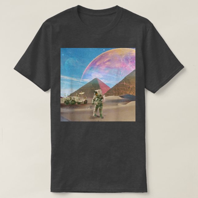 T-shirt Astronaut Pyramids Outer Space Universe Surreal  (Design devant)