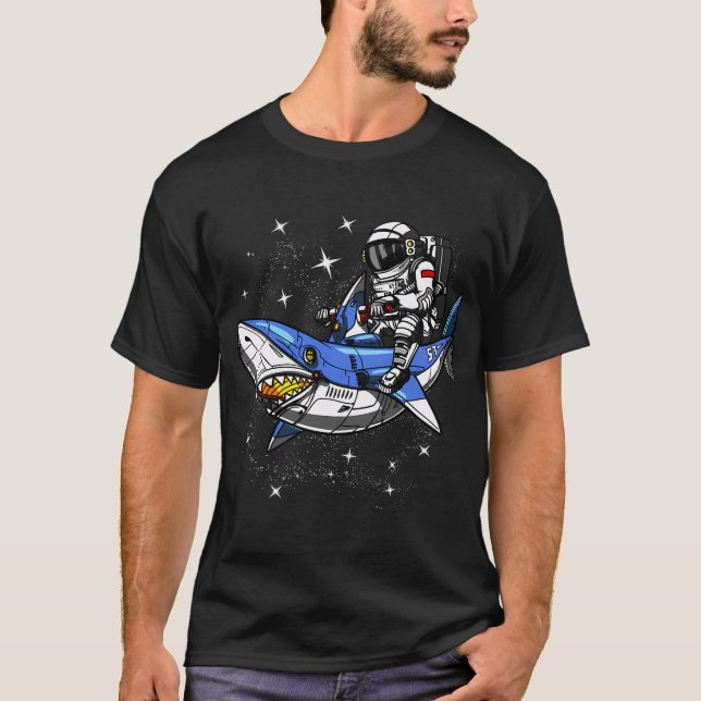 T-shirt Astronaute de l'espace chevauchant un requin (Devant)