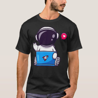 T-shirt Astronaute Mignon Travaillant Sur Un Ordinateur Po