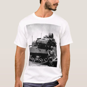 T-shirt Atoll de Kwajalein. Pfc. N.E. Carling se tient à