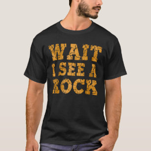 T-shirt attends de voir un rocher