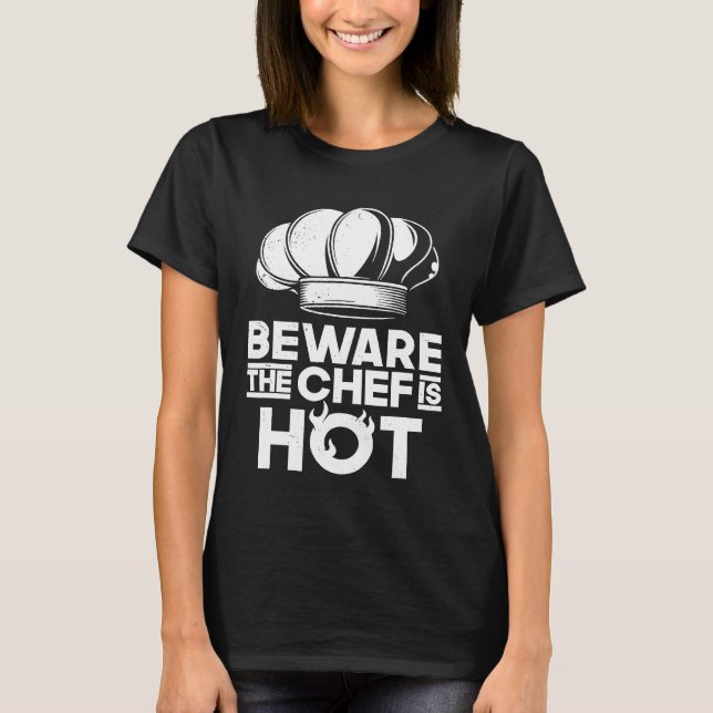 T-shirt Attention Le Chef Est Chaud Accueil Réservation So (Devant)