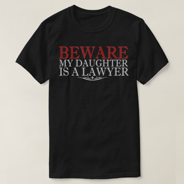 T-shirt Attention Ma Fille Est Un Avocat Maman Graduation  (Design devant)