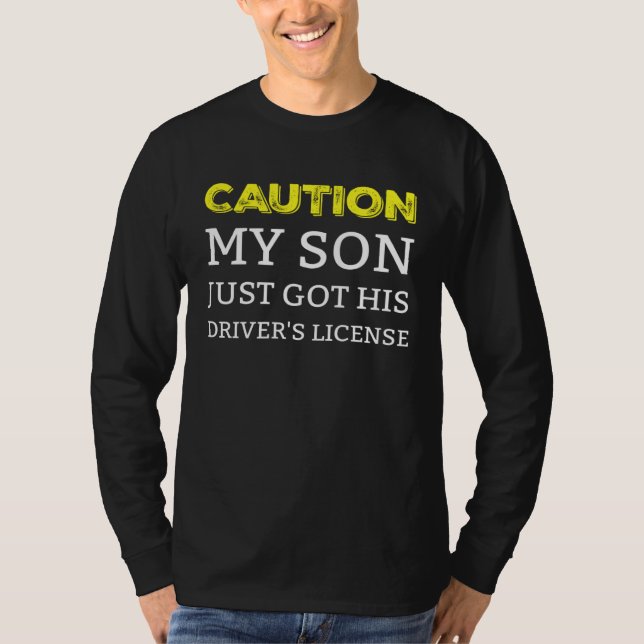 T-shirt Attention Mon Fils Vient D Obtenir Son Permis De C (Devant)