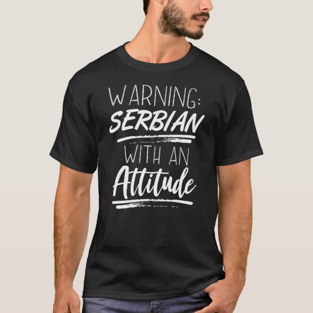 T-shirt Attention: Serbe Avec Une Attitude (Devant)