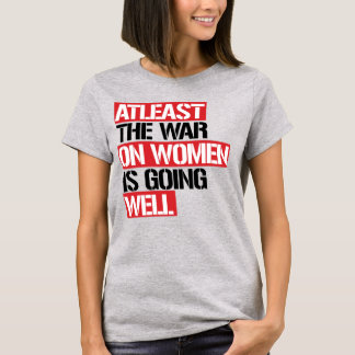 T-SHIRT AU MOINS LA GUERRE CONTRE LES FEMMES VA BIEN