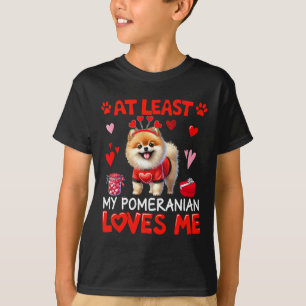 T-shirt Au moins mon Pomeranian m'aimant la Saint-Valentin