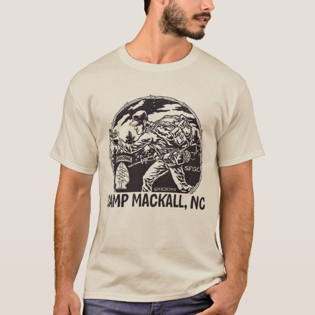 T-shirt Avant "de Mackall de camp" - étiquette aéroportée (Devant)