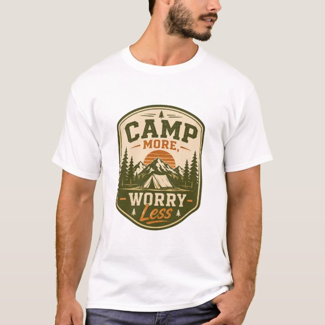 T-shirt avec badge de camping « Camper plus, s'inq (Devant)