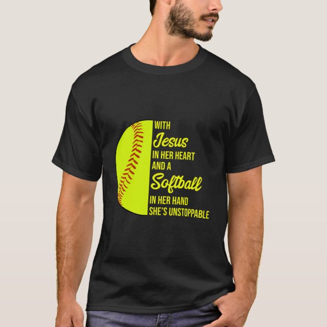 T-shirt Avec Jésus Dans Son Coeur, Elle Est Un Softball In (Devant)