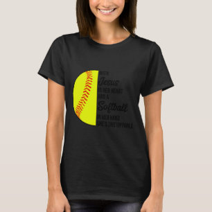 T-shirt Avec Jésus dans son cœur et un softball elle est i