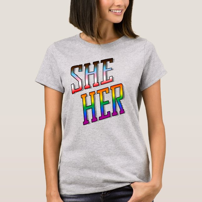 T-Shirt avec les pronoms de progrès de fierté She  (Devant)