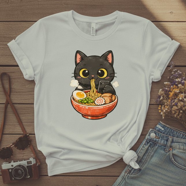 T-shirt avec un mignon chat noir mangeant des rame (Créateur téléchargé)