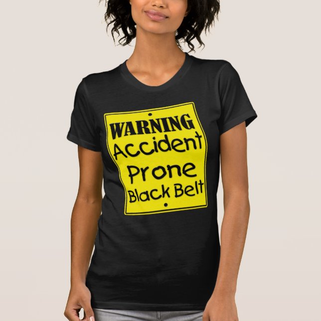 T-shirt Avertissement Accident Prone Ceinture noire Chemis (Devant)