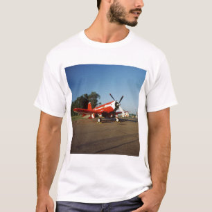 T-shirt avion F2G-1D Super Corsair lors d'un spectacle aér