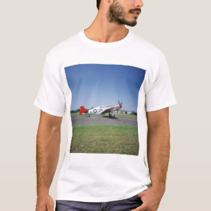 T-shirt Avion rouge de queue de P-51 C Tuskegee à l'air de