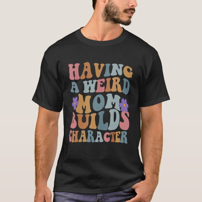 T-shirt Avoir une maman bizarre construit le personnage Fe (Devant)