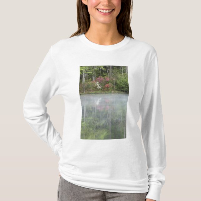 T-shirt Azalées se reflétant dans un étang au début (Devant)