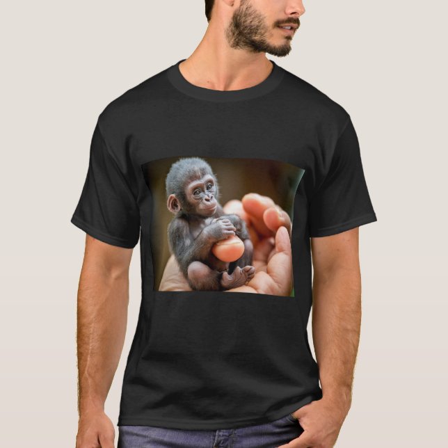 T-shirt "Baby Monkey assis tenant de la nourriture dans le (Devant)