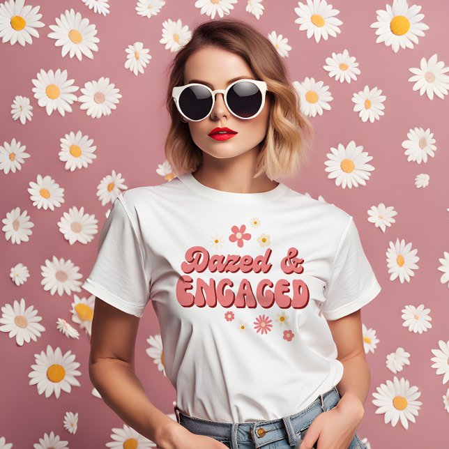 T-shirt Bachelorette de marguerite super et fiancée (Dazed and engaged groovy retro daisy bachelorette T-Shirt dusty pink daisy bachelorette shirt)