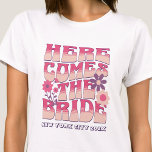 T-shirt Bachelorette Party Voici La Mariée Super<br><div class="desc">Faites un splash à votre prochaine soirée de bachelorette avec ce magnifique jeu de t-shirts personnalisés. Que vous fêtiez un voyage à la plage, des vacances pour les filles ou des vacances pour les meilleurs amis, ces t-shirts personnalisés pour les fêtes de bachelorette de plage sont l'ajout parfait à votre...</div>