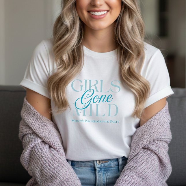 T-shirt Bachelorette Spa moderne des filles bleues (Not every bachelorette party needs to be wild—and that’s exactly the vibe of  Girls Gone Mild!)