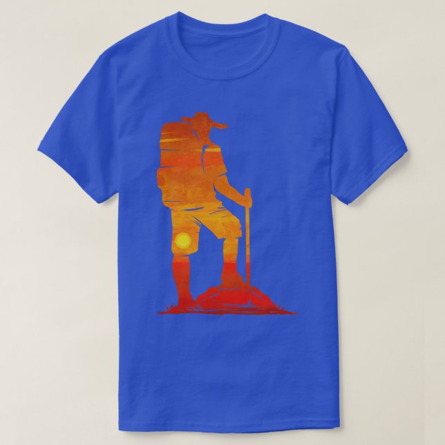 T-shirt Backpacker Dans Le Coucher De Soleil Alors Que Ran (Design devant)