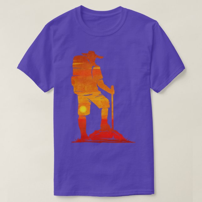T-shirt Backpacker Dans Le Coucher De Soleil Alors Que Ran (Design devant)