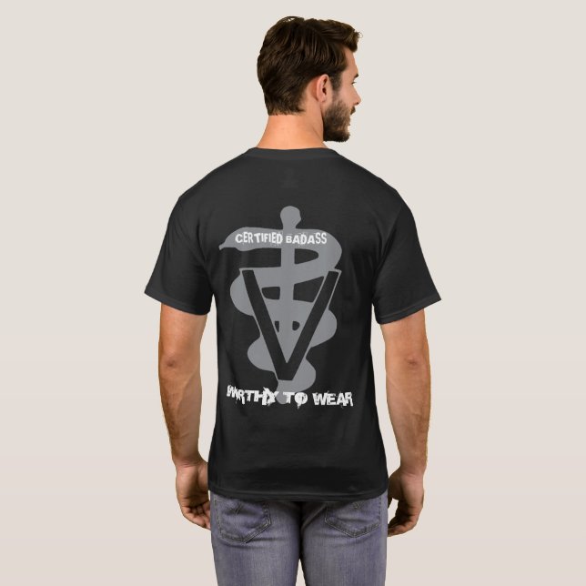 T-shirt Badass Vétérinaire Certifié - À Porter (Dos entier)