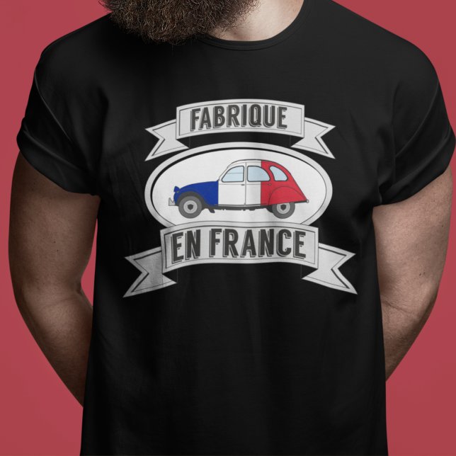 T-shirt Badge Oldtimer 2cv fabrique en France (2CV T-Shirt in Black with a Red White Blue Deux Chevaux Illustration)