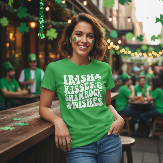 T-shirt Baisers irlandais rétro & Voeux Shamrocks Vert & B (Retro Irish Kisses & Shamrock Wishes Green & White T-Shirt)