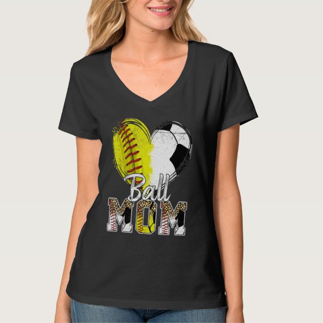 T-shirt Ball Mom Heart Softball Soccer Sport Women Mother  (Devant)