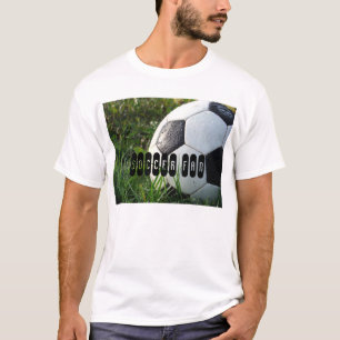 T-shirt Balle de football noir et blanc en herbe verte