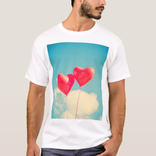 T-shirt Ballons du Coeur Rouge contre ciel nuageux