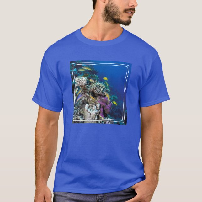 T-shirt Banc de rougets autour d'un petit corail (Devant)