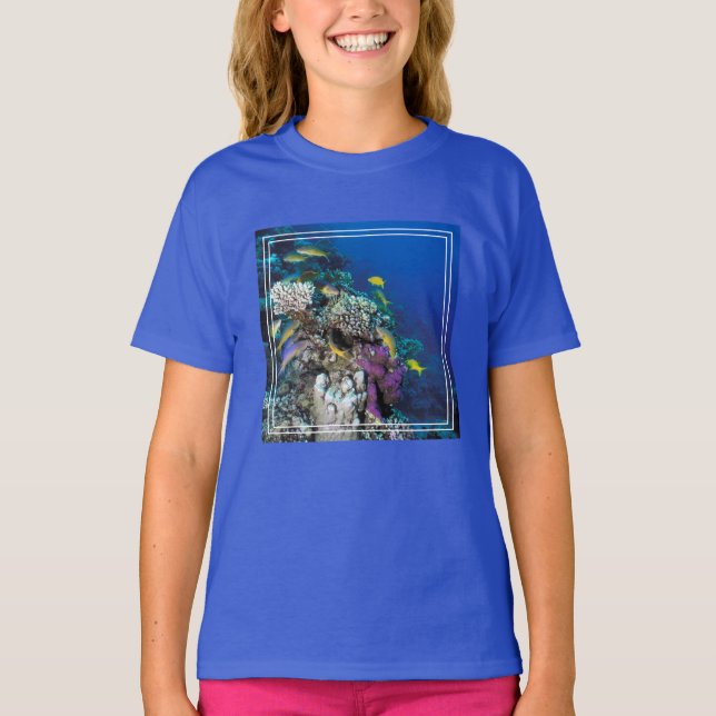 T-shirt Banc de rougets autour d'un petit corail (Devant)