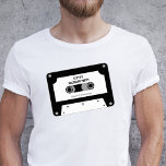 T-shirt Bande de cassette rétro Noir et Blanc Bachelor Par<br><div class="desc">Chandail de la soirée à cassettes rétro. Le design présente un design noir et blanc et une police rétro. Ajoutez le nom et le nom du marié et le rôle des groomsmen, du meilleur homme, etc. Cliquez sur personnaliser pour ajouter vos détails ou modifier à l'aide de l'outil de conception...</div>