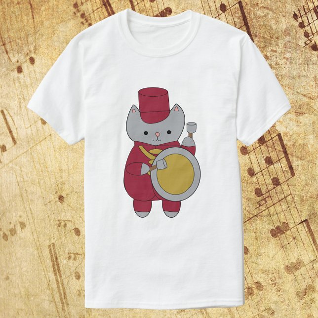 T-shirt Bande de Marquage Basse Drum Chat Maroon et or (A fun shirt with gray cat playing the bass drum while wearing a maroon & gold marching band uniform)